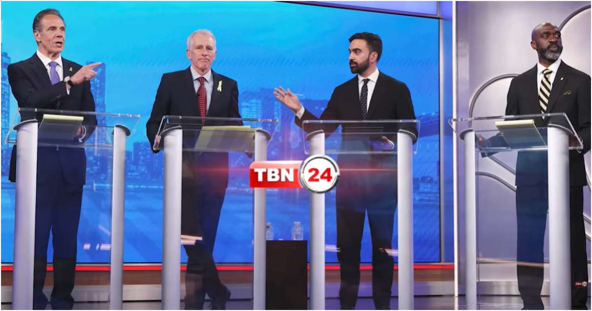 নিউ ইয়র্ক সিটির মেয়র নির্বাচনের আগে শেষ বিতর্কে প্রধান দুই প্রতিদ্বন্দ্বী (সর্ব বামে) অ্যান্ড্রু কুওমো ও (বাম দিক থেকে তৃতীয়) জোরান মামদানি। ছবি: রয়টার্স